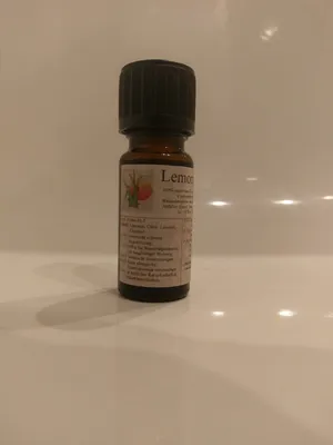 Kleine braune Flasche mit einem schwarzen Verschluss. Auf dem Etikett steht "Lemongras".