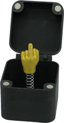 Produktbild von Gestenbox Scherzartikel – Lustiges Geschenk mit Mittelfinger-Figur