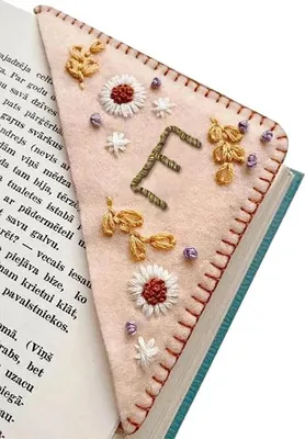 Obrázek produktu pro Personalisiertes, handbesticktes Ecklesezeichen, handgenähtes Ecklesezeichen aus Filz mit Buchstaben, dreieckiges Lesezeichen aus Filz, niedliche Lesezeichen mit Blumenstickerei und Buchstaben für Bücherliebhaber