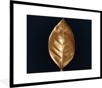 Produktbild von MuchoWow® Gerahmtes Poster Blätter - Chic - Gold - Pflanzen - Schwarz 80x60 cm - Poster mit Schwarzem Bilderrahmen Wandposter Rahmen Foto Bilder - Schlafzimmer-Dekorationen - Fotoposter