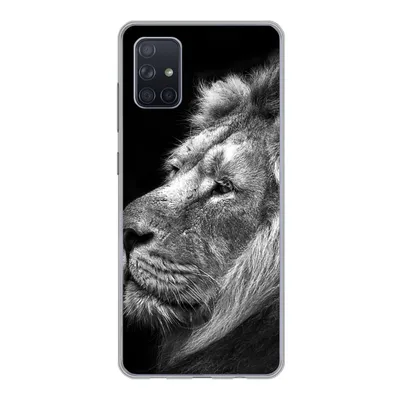 Produktbild von MuchoWow® Handyhülle Schutzhülle Hülle für Samsung Galaxy A71 Löwe vor schwarzem Hintergrund in schwarz und weiß Silikon Softcase Handy Hülle - Kartenbesitzer