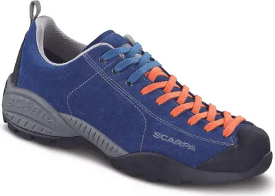 Mojito GTX Multifunktionsschuh von Scarpa in Blau mit orangefarbenen Schnürsenkeln.