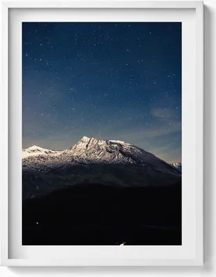 Produktbild von Landschaft eines Berges vor einem Sternenhimmel– Wandbild mit Rahmen – Gerahmtes Bild  – Wanddekoration – 60x80 cm –  Weiß Rahmen