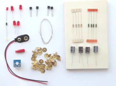 Produktbild von LED-Lauflicht Bausatz auf Holzbrett