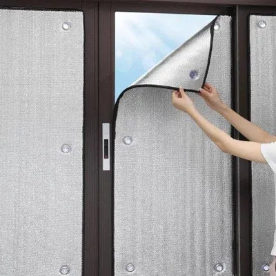 Immagine prodotto di Pellicola parasole nera, pellicola riflettente con protezione UV da 9 mm, pellicola per la privacy per finestre, con foglio di alluminio, con ventose, per finestre in vetro (50x90 cm)
