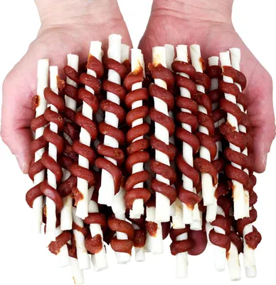 Immagine prodotto di Biscotti per cani, snack a forma di bastoncini di pelle d'agnello Woof & Miau 500 g