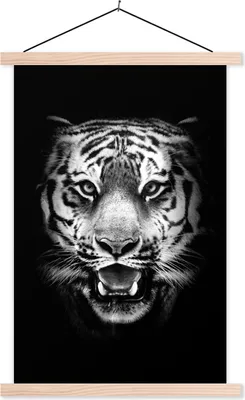 Produktbild von MuchoWow® Textilposter Tigerkopf vor schwarzem Hintergrund - schwarz und weiß 120x180 cm mit holzfarbenen Rahmen - Textil-Plakat