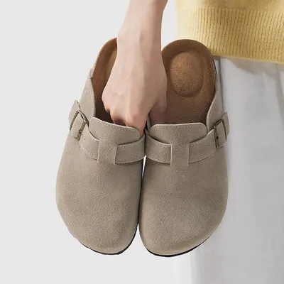 Produktbild von Clogs Damen Herren aus Leder, Geschlossene Pantoletten mit Fußbett und Verstellbarer Schnalle, Bequeme Hausschuhe Gartenschuhe Freizeitschuhe Beige