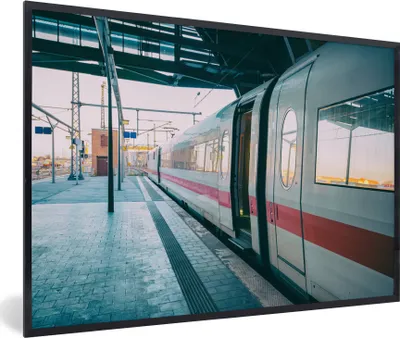 Produktbild von MuchoWow® MuchoWow® Gerahmtes Poster Schöner Zug auf dem Bahnsteig 60x40 cm - Poster mit zchwarzem Bilderrahmen - Printing - Wanddeko Schlafzimmer