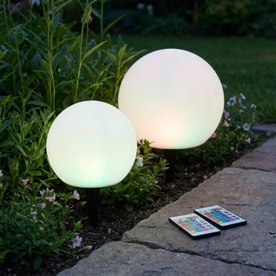 Produktbild von Solar-LED-Leuchtkugel-Set, Ø20 & Ø30 cm, RGBW mit Fernbedienung, 60 Lu, IP67. Farbwechsel-Lichtkugel für Garten & Terrasse, wetterfest & kabellos, KI-generiertes Bild