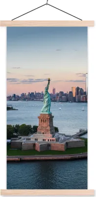 Produktbild von MuchoWow® Textilposter New York - Freiheitsstatue - Skyline 40x80 cm mit holzfarbenen Rahmen - Wohnzimmer