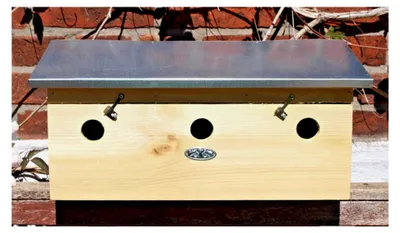 Produktbild von Spatzenhaus mit 3 Nistmöglichkeiten aus Holz und Zinkdach