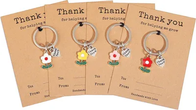 Produktbild von Lehrer-Geschenk Blumen-Schlüsselanhänger 4er Set – Hochwertiger Edelstahl, unzerstörbar & hautfreundlich