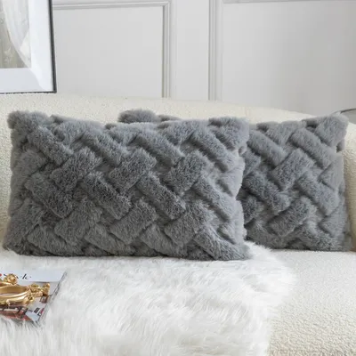 Produktbild von Set mit 2 dekorativen Kissenbezügen aus dickem, plüschigem Kunstkaninchenfell für Sofa, Bett und Wohnzimmer, 40 x 80 cm, grau