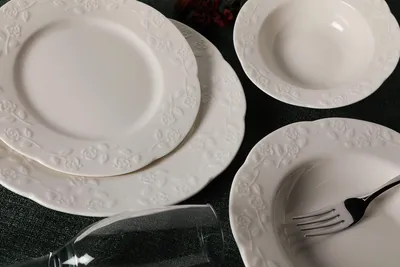 Obrázok produktu pre Hermia Concept, kvalitná 24-dielna jedálenská súprava zo 100 % porcelánu, krémová farba | 6 servírovacích tanierov (25 x 25 x 2 cm), 6 tanierov (22 x 22 x 4 cm), 6 misiek (16 x 16 x 5 cm), 6 dezertných tanierov (20 x 20 x 2 cm) | Vhodné do umývačky riadu a mikrovlnnej rúry.