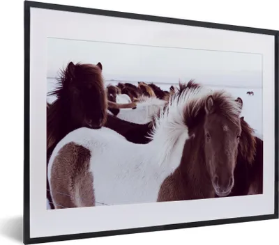 Produktbild von MuchoWow® MuchoWow® Gerahmtes Poster Pferde - Schnee - Island 40x30 cm - Poster mit zchwarzem Bilderrahmen - Bilderrahmen - Poster im Rahmen