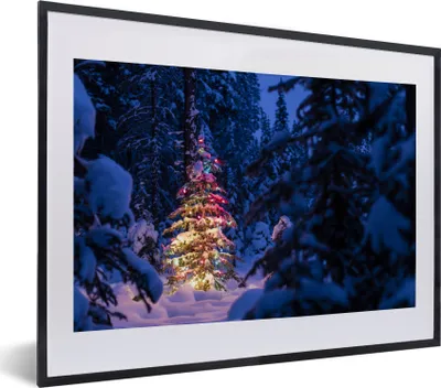 Produktbild von MuchoWow® MuchoWow® Gerahmtes Poster Ein Weihnachtsbaum im verschneiten Wald 40x30 cm - Poster mit zchwarzem Bilderrahmen - Bilderrahmen - Poster im Rahmen