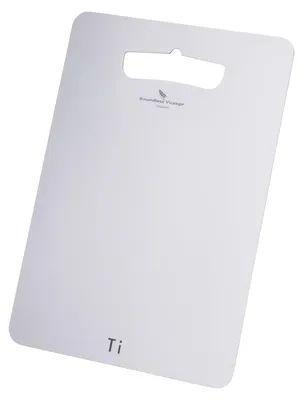 Productafbeelding van iBasingo TA1 Ti5000P pure titanium snijplank voor de keuken, 20 cm x 30 cm, dikte 1,5 mm, gewicht 387 g, geschikt voor binnen- en buitengebruik, camping, fruit, groenten, vlees, metaal. Kan aan beide zijden gebruikt worden en is geschikt om op te hangen