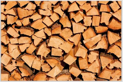 Produktbild von Wallario Wandbild Holzstapel gehackt - Holzscheite für den Kamin, Größe: 61 x 91,50 cm, Poster mit weißem Aluminiumrahmen