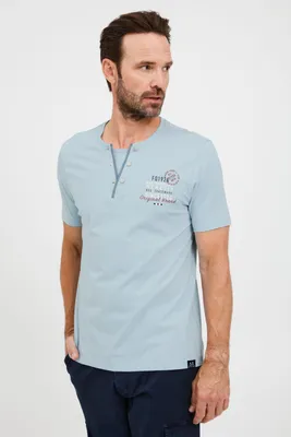 Produktbild von FQ1924 FQRudolf Herren T-Shirt Kurzarm Shirt mit Print und Henley-Ausschnitt aus 100% Baumwolle