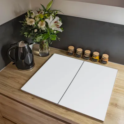 Zdjęcie produktu dla Dwuczęściowa płyta pokrywająca kuchenkę Banjado, każda o wymiarach 30 x 52 cm, z gumowymi podkładkami dystansowymi, szkło bezpieczne ESG z motywem w kolorze białym [HAP2-0024]