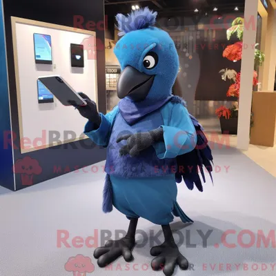 Productafbeelding van Mascot REDBROKOLY karakter van een blauwe kraai gekleed met een legging en clutches