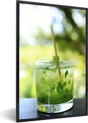 Produktbild von MuchoWow® Gerahmtes Poster Nahaufnahme eines Mojito-Cocktails im Glas 60x90 cm - Poster mit Schwarzem Bilderrahmen Wandposter Rahmen Foto Bilder - Kunst