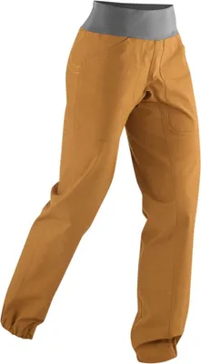 Die "Wo Sansara Pants" von Edelrid in einem warmen Braunton; ideal für Kletter- und Boulderaktivitäten.