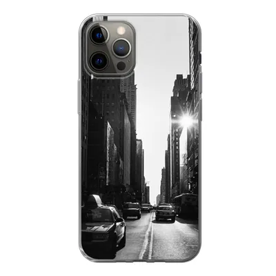Produktbild von MuchoWow® Handyhülle Schutzhülle Hülle für iPhone 12 Pro Eine ruhige Straße in New York in Schwarz und Weiß Silikon Softcase Handy Hülle - Abdeckung