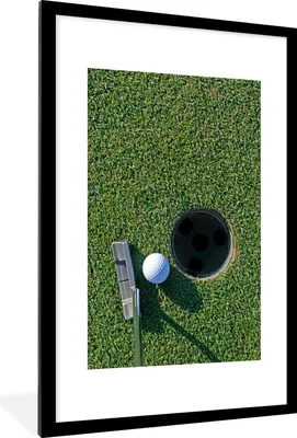 Produktbild von MuchoWow® Gerahmtes Poster Ein Putter ist ein Schlag beim Golf 60x90 cm - Poster mit Schwarzem Bilderrahmen Wandposter Rahmen Foto Bilder - Dekoration - Wandposter Wohnzimmer - Hochwertig