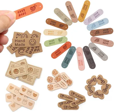 Produktbild von 45 Stück handgefertigte Etiketten zum Annähen aus Kunstleder, personalisierte Labels mit Löchern für Stricken, Häkeln, DIY-Jeans, Taschen und Hüte