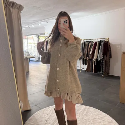 Produktbild von Damen Oversize Strickjacke mit goldene Knöpfe „Amanda“ Beige, Onesize (XS-XL), für Frauen Langarm Grobstrickjacke, Herbst Winter Strickmantel Frau