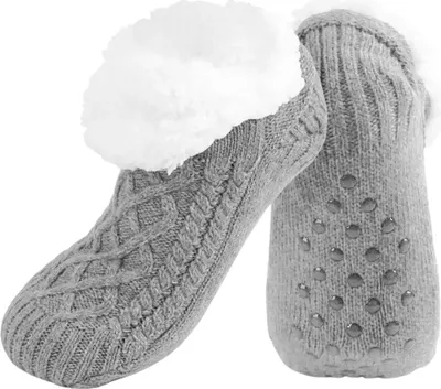 Paar graue Zopfstrick-Hausschuhe-Socken mit weißem flauschigem Innenfutter und Anti-Rutsch-Noppen auf der Sohle