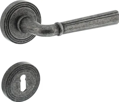 Produktbild von MS Beschläge Rosettengarnitur Karlsruhe-R, Vintage Stil Antik Grau, Zamak Vollmaterial, Buntbart PZ WC DIN, Drückerlänge 125mm, Drückertiefe 55mm, Rosettendurchmesser 55mm, Rosettenstärke 10mm, Schraubabstand 38mm, für Türstärke 38-42mm, festdrehbar, Stütznocken, Metallunterkonstruktion, Überschraubrosetten, Hochhalte- und Rückholfeder
