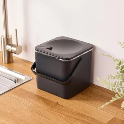 Productafbeelding van Compostbak voor de keuken – Een afvalbak voor keukenresten die op het aanrecht kan worden geplaatst en gemakkelijk in gebruik is