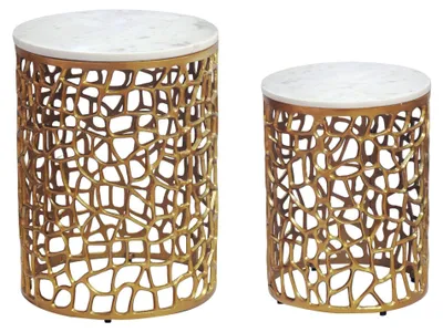 Satztisch 2er Set Gold mit Marmor-Tischplatte, Gesamtansicht mit zwei runden Beistelltischen in Gold mit Marmor-Tischplatten.