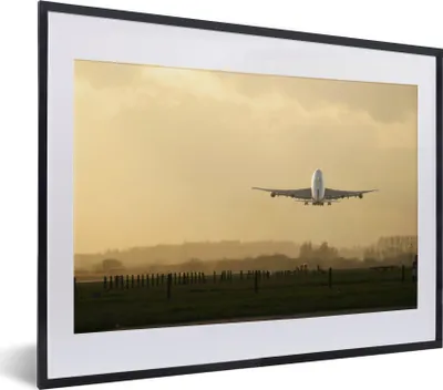Produktbild von MuchoWow® MuchoWow® Gerahmtes Poster Ein Flugzeug, das von einem Flughafen abhebt 40x30 cm - Poster mit zchwarzem Bilderrahmen - Bilderrahmen - Poster im Rahmen