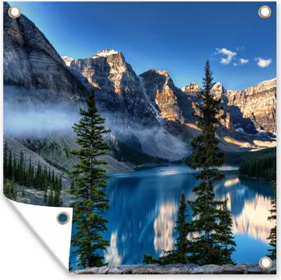 Produktbild von MuchoWow® 100x100 cm Outdoor-Poster Gartendeko Sichtschutz Garten Poster für den Garten  Nebliger Morgen über dem nordamerikanischen Moraine Lake in Kanada