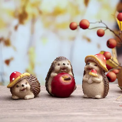Produktbild von 3er Set Deko-Igel aus Kunstharz – Herbstliche Tierfiguren mit Apfel & Pilz, 10 cm, niedliche Gartendeko für Innen & Außen, Geschenk zu Erntedank