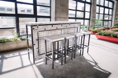 Barový stůl CHYRKA® (bílý, 160x40 cm V=105 cm) Barový nábytek moderní design z masivního dřeva Loft Handmade Vintage Deco