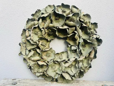 Produktbild von Indoor-Wandkranz mit Großen 10 cm Blüten, 55 cm Durchmesser, Farbe Grün