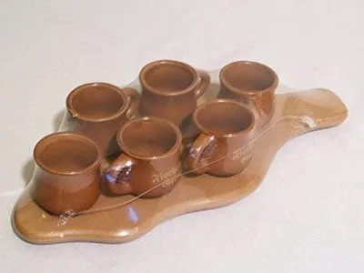 Produktbild von Holzbrett mit 6 Tonkrügen auf einem Serviertablett