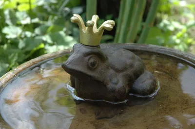 Produktbild von Froschkönig mit Krone S Figur Gusseisen Gartendeko antik wetterfest