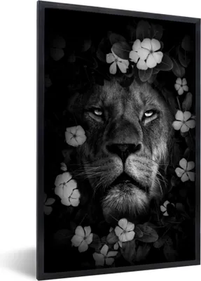 Produktbild von MuchoWow® Gerahmtes Poster Löwe mit Blumen im Dschungel - schwarz und weiß 20x30 cm - Poster mit Schwarzem Bilderrahmen Wandposter Rahmen Foto Bilder - Drucken - Bilder Poster im Rahmen