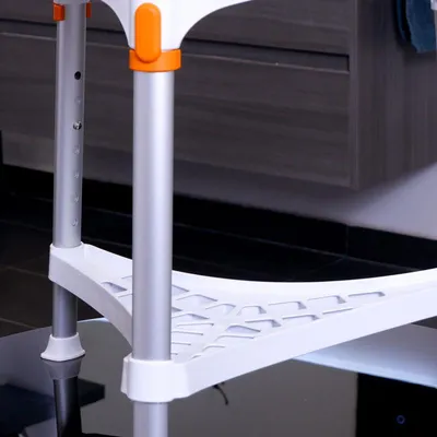 Produktbild von Verstellbarer Eckhocker „Capri“ aus Aluminium für die Dusche