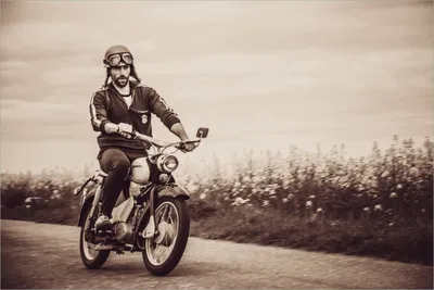 Produktbild von Wallario selbstklebendes Poster - Simson Fahrer in der DDR in Sepiafarben, Größe: 61 x 91,50 cm