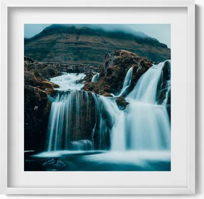 Produktbild von Foto eines Bergwasserfalls– Wandbild mit Rahmen – Gerahmtes Bild  – Wanddekoration – 50x50 cm –  Weiß Rahmen