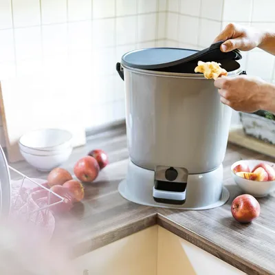 Obrázok produktu pre Sada Bokashi Essential na kompostovanie biologického odpadu do kuchyne (2 x 15,3 litra) + podstavec – Kompostér do kuchyne a záhrady vyrobený z recyklovaného plastu – štartovacia sada + zahŕňa 1 kg fermentačnej zmesi (svetlosivá)
