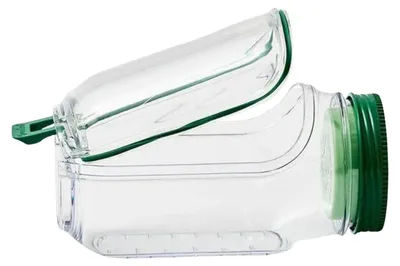 Transparenter Plastikbehälter mit dunkelgrünem Schraubdeckel und hellgrüner Klappöffnung, geöffnet auf weißem Hintergrund