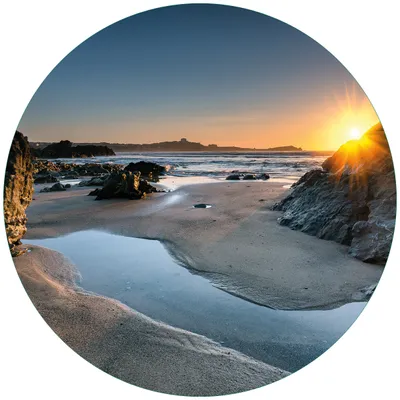 Produktbild von Wallario Premium Glasbild, freischwebende Optik, kräftige Farben, rund 50cm Durchmesser, Motiv Sonnenuntergang hinter einem Felsen am Strand